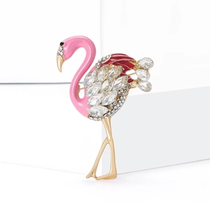 Prachtige flamingo-broche met roze emaille en sprankelende strass-steentjes op goud metaal