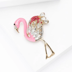 Elegante flamingobroche met roze emaille en sprankelende strass-steentjes op goud metaal