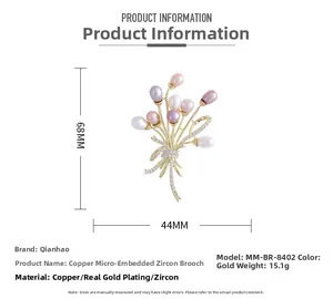 Détails et dimensions d'une broche bouquet de perles dorée ornée de zircons brillants