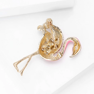 Achteraanzicht van flamingo-broche met vergulde legering en detail van de speldsluiting