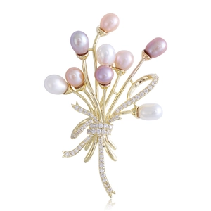 Détails de la broche bouquet de perles avec base dorée et pierres en zircone scintillantes