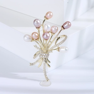 Détails de la broche bouquet en or avec perles d'eau douce et zircons étincelants