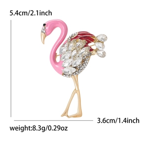 Sprankelende flamingo broche met strassteentjes en emaille details op witte achtergrond