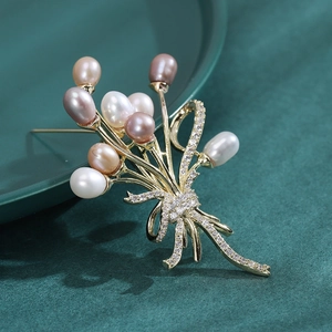 Broche élégante bouquet de perles avec zircons scintillants et perles multicolores