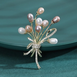 Élégante Broche Bouquet de Künstliche Perles pour Femmes en Cuivre Plaqué Or avec Zircone Micro Incrustée Nœud Papillon Épingle Accessoire Mariage Banquet
