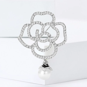 Broche camélia élégante en alliage argenté avec strass brillants et perle blanche pendante