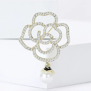 Élégante broche camélia ajourée en alliage doré avec strass en cristal et perle pendante