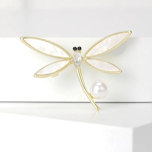 Eleganter Libellen-Brosche aus Gold mit Perlmuttflügeln und einer großen weißen Perle
