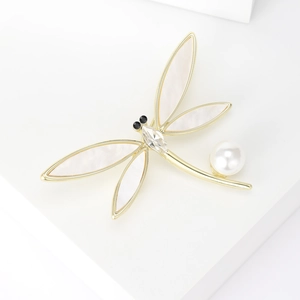 Eleganter Libellen-Anstecker in Gold mit Perlmutt-Flügeln und einer runden Perle
