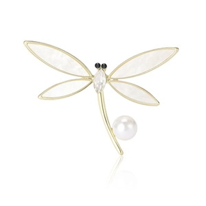 Eleganter Gold-Libellen-Brosche mit Muschelflügeln und weißer Perle auf weißem Hintergrund