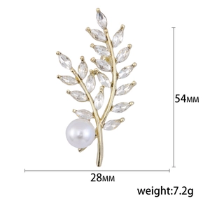 Spilla foglia oro elegante con zirconi e perla, dimensioni dettaglio 54mm x 28mm