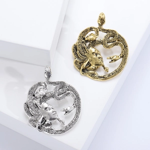 Broches Méduse rétro en finition or et argent avec des reliefs détaillés sculptés