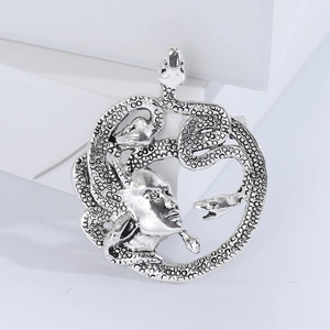 Gros plan sur la broche Méduse en argent vintage avec des écailles de serpent détaillées