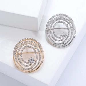 Broche spirale élégante en strass dorés et argentés pour costumes de mode
