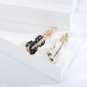 Détails des broches violon élégantes avec finition émail et strass brillants incrustés