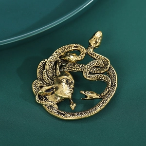 Broche Méduse vintage en finition or antique avec textures de serpents détaillées