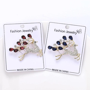 Détail de broches de cerf avec strass et gemmes colorées sur carte de présentation