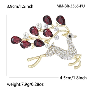 Élégante broche cerf doré avec zircons étincelants et pierres précieuses rouges