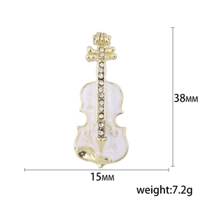 Broche violon élégante en émail blanc et doré avec strass et détails de dimensions
