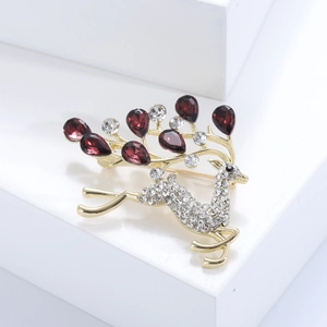 Détails de la broche cerf dorée sertie de diamants blancs et de pierres précieuses rouges