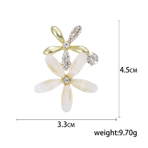 Eleganter Blumen-Brosche mit Strasssteinen und weißen Blüten, Maße 4,5cm x 3,3cm groß