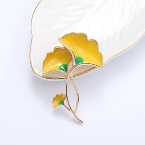 Makro-Detail der Emaille-Ginkgoblatt-Brosche mit Vergoldung und gelb-grünem Verlauf