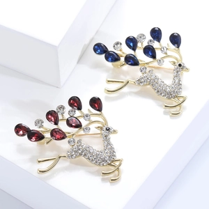 Broches cerf exquises avec strass et pierres rouges et bleues sur alliage doré