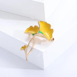 Eleganter Ginkgoblatt-Brosche-Anstecker mit gelber und grüner Emaille auf Goldmetallbasis