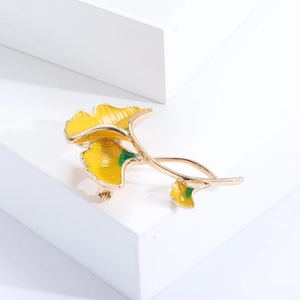 Detail der Ginkgo-Blatt-Brosche mit Goldrand und poliertem Emaille-Finish auf Legierung