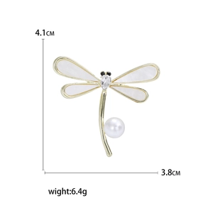 Elegante spilla a libellula dorata con ali in madreperla e dettaglio di perla bianca da donna