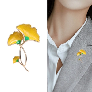Eleganter Ginkgoblatt-Anstecker mit gelber Emaille und Goldbeschichtung am grauen Revers
