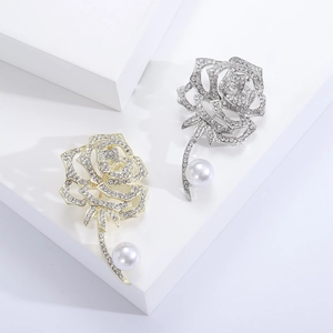 Elegantes Rosen-Brosche-Set mit Strasssteinen und Perlen auf geometrischen Blöcken