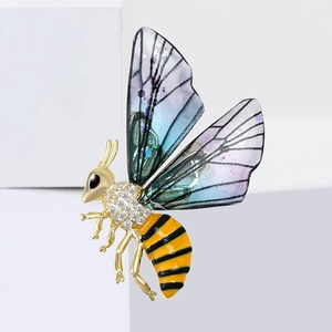 Elegante spilla ape con zirconi pavé e ali traslucide dai colori sfumati