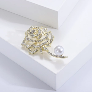 Detailansicht der handgefertigten goldenen Rosenbrosche mit Strasssteinen und Perle