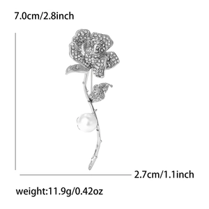 Eleganter Rosen-Anstecker mit silbernen Strasssteinen und weißer Perle, 7cm hohe Ansicht