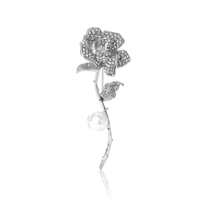 Eleganter silberner Rosen-Anstecker mit funkelnden Strasssteinen und einer weißen Perle
