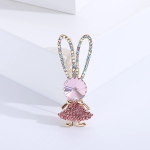 Dettaglio spilla a forma di coniglio in cristallo rosa con strass luccicanti