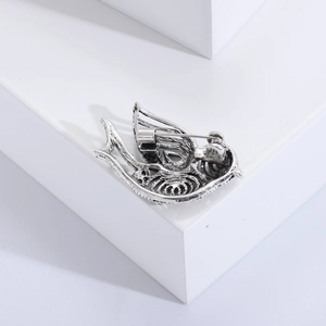 Détail de la broche hirondelle en argent vintage avec motifs de plumes précis
