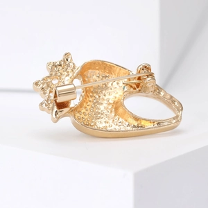 Broche créative en forme de cœur doré avec couronne et fermoir de sécurité vue arrière