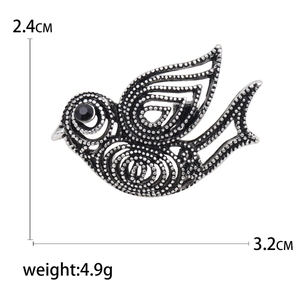 Broche oiseau vintage évidée en argent avec gemme noire et dimensions de 3,2 cm