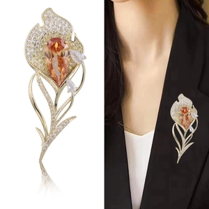 Broche tulipe exquise avec zircon orange en goutte et accents de plumes en cristal