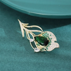 Macro de la broche tulipe avec cristal vert émeraude et pierres de zircon