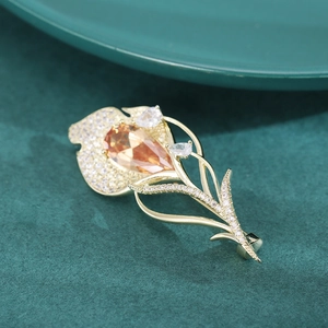 Broche tulipe élégante avec zircon ambré et accents dorés étincelants de luxe