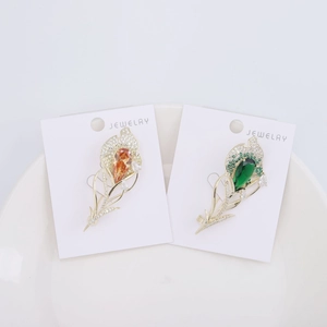 Macro de broches tulipe avec pierres ambre et vertes serties de métal doré