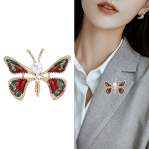 Broche papillon élégante avec émail rouge, perles et strass sur monture en alliage d'or
