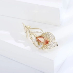 Détail d'une broche tulipe de luxe avec zircons et pierre précieuse couleur champagne