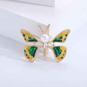 Broche papillon dorée élégante avec émail vert et jaune et détails en perles