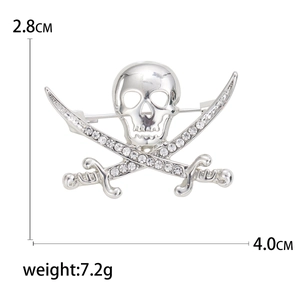 Silver skull and crossbones brooch with rhinestone swords measuring 4.0cm x 2.8cm