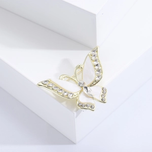 Elegante broche de mariposa dorada con incrustación de esmalte blanco y cristales
