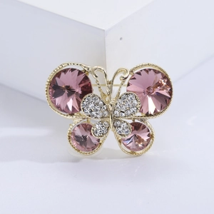 Détail de la broche papillon en cristal rose et diamants blancs sur plaqué or
